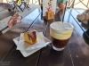 Ein Freddo Cappuccino und ein kleines Stück Kuchen zur Stärkung in der Taverne The Castle
